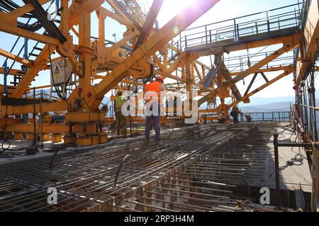 (181006) -- PEKING, 6. Oktober 2018 -- am 22. September 2018 arbeiten Menschen auf der Baustelle der Moracica-Brücke von Montenegros erster Autobahn an einem Standort etwa 14 Kilometer nördlich von Podgorica, der Hauptstadt Montenegros. ) Xinhua-Schlagzeilen: Für die B&R-Initiative bedeutet die neue Konnektivitätsstrategie der EU mehr Zusammenarbeit als der Wettbewerb WangxHuijuan PUBLICATIONxNOTxINxCHN Stockfoto