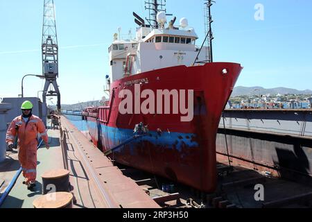 (181006) -- PEKING, 6. Oktober 2018 -- Ein griechischer Mitarbeiter arbeitet in der Werft der Piräus Port Authority in Perama, Griechenland, 21. September 2018. ) Xinhua-Schlagzeilen: Für die B&R-Initiative bedeutet die neue Konnektivitätsstrategie der EU mehr Zusammenarbeit als Wettbewerb MariosxLolos PUBLICATIONxNOTxINxCHN Stockfoto