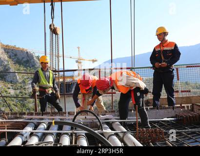 (181006) -- PEKING, 6. Oktober 2018 -- am 22. September 2018 arbeiten Menschen auf der Baustelle der Moracica-Brücke von Montenegros erster Autobahn an einem Standort etwa 14 Kilometer nördlich von Podgorica, der Hauptstadt Montenegros. ) Xinhua-Schlagzeilen: Für die B&R-Initiative bedeutet die neue Konnektivitätsstrategie der EU mehr Zusammenarbeit als der Wettbewerb WangxHuijuan PUBLICATIONxNOTxINxCHN Stockfoto