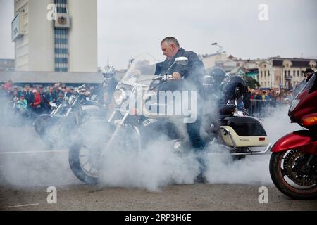 (181006) -- WLADIWOSTOK, 6. Oktober 2018 -- Ein Fahrer führt einen Stunt während einer Motorradrallye in Wladiwostok, Russland, am 6. Oktober 2018 durch. ) (dtf) RUSSLAND-WLADIWOSTOK-MOTORRADRALLYE WuxGang PUBLICATIONxNOTxINxCHN Stockfoto