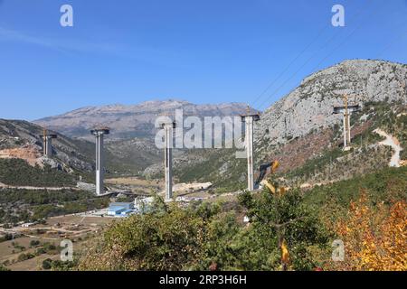 (181006) -- PEKING, 6. Oktober 2018 -- die Moracica-Brücke der ersten Autobahn Montenegros wird an einem Standort etwa 14 Kilometer nördlich von Podgorica, Hauptstadt Montenegros, am 22. September 2018 gebaut. ) Xinhua-Schlagzeilen: Für die B&R-Initiative bedeutet die neue Konnektivitätsstrategie der EU mehr Zusammenarbeit als der Wettbewerb WangxHuijuan PUBLICATIONxNOTxINxCHN Stockfoto