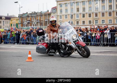 (181006) -- WLADIWOSTOK, 6. Oktober 2018 -- Ein Fahrer führt einen Stunt während einer Motorradrallye in Wladiwostok, Russland, am 6. Oktober 2018 durch. ) (dtf) RUSSLAND-WLADIWOSTOK-MOTORRADRALLYE WuxGang PUBLICATIONxNOTxINxCHN Stockfoto