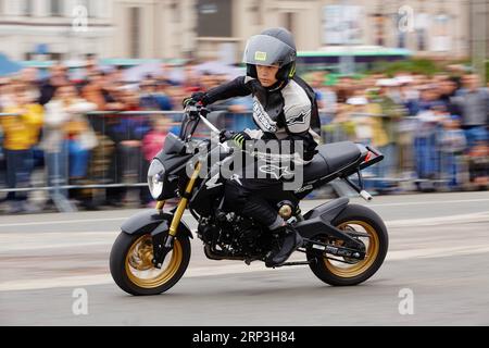 (181006) -- WLADIWOSTOK, 6. Oktober 2018 -- Ein Fahrer führt einen Stunt während einer Motorradrallye in Wladiwostok, Russland, am 6. Oktober 2018 durch. ) (dtf) RUSSLAND-WLADIWOSTOK-MOTORRADRALLYE WuxGang PUBLICATIONxNOTxINxCHN Stockfoto