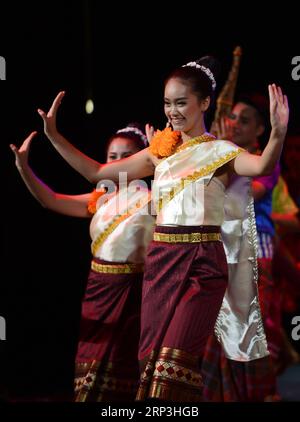 (181007) -- VIENTIANE, 7. Oktober 2018 -- Tänzerinnen und Tänzer führen eine traditionelle laotische Kulturshow während der Kulturaufführungsnacht in Vientiane, Laos, am 6. Oktober 2018 auf.) (dtf) LAOS-VIENTIANE-KULTURLEISTUNG LiuxAilun PUBLICATIONxNOTxINxCHN Stockfoto