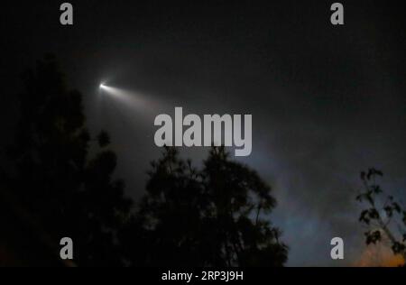 (181008) -- LOS ANGELES, 8. Oktober 2018 -- Eine SpaceX Falcon 9 Rakete leuchtet den Himmel über Los Angeles, Kalifornien, USA, 7. Oktober 2018. Die US-amerikanische Raumfahrtfirma SpaceX startete am Sonntag einen argentinischen Erdbeobachtungssatelliten auf einer Falcon 9-Rakete von der Luftwaffenbasis Vandenberg in Kalifornien. (Jmmn) U.S.-LOS ANGELES-SPACEX LixYing PUBLICATIONxNOTxINxCHN Stockfoto