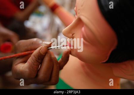 (181008) -- LALITPUR, 8. Oktober 2018 -- ein Künstler bereitet das Idol der hinduistischen Göttin Durga für das bevorstehende Dashain-Festival in Lalitpur, Nepal, 8. Oktober 2018 vor. )(dh) NEPAL-LALITPUR-DASHAIN-FESTIVAL-PRÄPARAT sulavxshrestha PUBLICATIONxNOTxINxCHN Stockfoto
