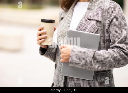 Frau Mit Digitalem Tablet Und Kaffeetasse Im Freien, Zugeschnitten Stockfoto