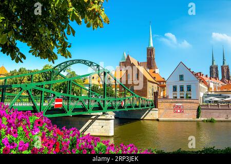 Panoramablick auf die renovierte Tumski-Brücke in Breslau, Polen Stockfoto