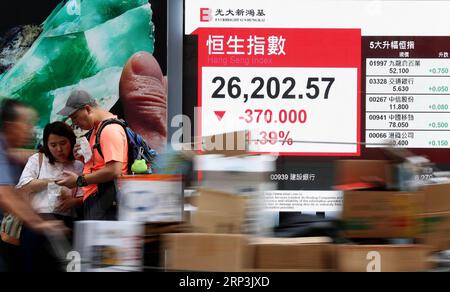 (181008) -- HONG KONG, 8. Oktober 2018 -- Fußgänger gehen an einem digitalen Bildschirm vorbei, der den Benchmark-Hang Seng-Index im südchinesischen Hongkong zeigt, 8. Oktober 2018. Hongkong-Aktien schlossen am Montag 370 Punkte oder 1,39 Prozent auf 26.202,57 Punkte. ) (lmm) CHINA-HONGKONG-STOCKS-DOWN (KN) LixGang PUBLICATIONxNOTxINxCHN Stockfoto