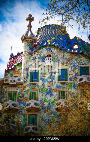 Ein dekoratives gemaltes Wandgemälde ziert die Außenwand eines Wohngebäudes mit einem farbenfrohen abstrakten Design Stockfoto