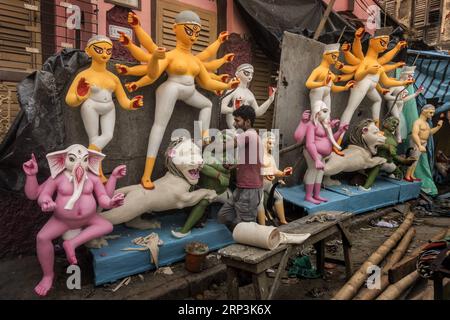 (181009) -- KOLKATA, 9. Oktober 2018 -- ein Künstler bereitet Tonidole der Göttin Durga für das kommende Durga-Puja-Festival in Kalkutta, Indien am 9. Oktober 2018 vor. Durga Puja ist eines der größten hinduistischen Festivals, bei dem die Göttin Durga verehrt wird, die in der hinduistischen Mythologie die Macht und den Triumph des Guten über das Böse symbolisiert. (dtf) INDIEN-KOLKATA-DURGA-TON IDOL HERSTELLUNG TumpaxMondal PUBLICATIONxNOTxINxCHN Stockfoto
