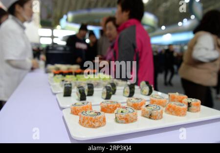 (181010) -- HARBIN, 10. Oktober 2018 -- Reisgemachtes Sushi wird beim ersten Internationalen Reisfest Chinas in Harbin, der Hauptstadt der nordöstlichen Provinz Heilongjiang, am 10. Oktober 2018 gezeigt. Das Festival, an dem mehr als 200 Aussteller teilnahmen, startete hier am Mittwoch. ) (Yxb) CHINA-HARBIN-RICE FESTIVAL(CN) WangxKai PUBLICATIONxNOTxINxCHN Stockfoto