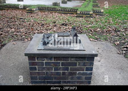 Bronzemodell des Klosters, Cooper's Field, Castle Grounds, Bute Park, Cardiff City Centre Stockfoto