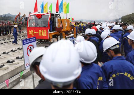 (181010) -- BIJIE, 10. Oktober 2018 -- Arbeiter legen Bahngleise auf der Baustelle der Chengdu-Guiyang-Eisenbahnlinie in Bijie, südwestchinesische Provinz Guizhou, 10. Oktober 2018. Die Gleisbauarbeiten des Abschnitts Yunnan-Guizhou der Bahnstrecke Chengdu-Guiyang begannen am Mittwoch. (Gxn) CHINA-GUIZHOU-EISENBAHNBAU (CN) LiuxXu PUBLICATIONxNOTxINxCHN Stockfoto