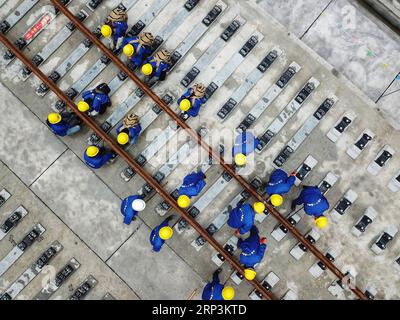 (181010) -- BIJIE, 10. Oktober 2018 -- Luftbild zeigt Arbeiter, die Eisenbahnschienen auf der Baustelle der Chengdu-Guiyang-Eisenbahnlinie in Bijie, Provinz Guizhou im Südwesten Chinas, 10. Oktober 2018 legen. Die Gleisbauarbeiten des Abschnitts Yunnan-Guizhou der Bahnstrecke Chengdu-Guiyang begannen am Mittwoch. (Gxn) CHINA-GUIZHOU-EISENBAHNBAU (CN) LiuxXu PUBLICATIONxNOTxINxCHN Stockfoto