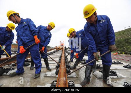 (181010) -- BIJIE, 10. Oktober 2018 -- Arbeiter legen Bahngleise auf der Baustelle der Chengdu-Guiyang-Eisenbahnlinie in Bijie, südwestchinesische Provinz Guizhou, 10. Oktober 2018. Die Gleisbauarbeiten des Abschnitts Yunnan-Guizhou der Bahnstrecke Chengdu-Guiyang begannen am Mittwoch. (Gxn) CHINA-GUIZHOU-EISENBAHNBAU (CN) LiuxXu PUBLICATIONxNOTxINxCHN Stockfoto