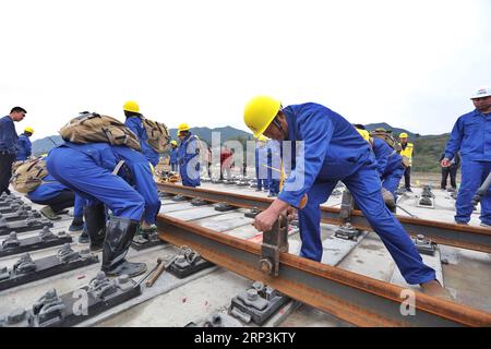 (181010) -- BIJIE, 10. Oktober 2018 -- Arbeiter legen Bahngleise auf der Baustelle der Chengdu-Guiyang-Eisenbahnlinie in Bijie, südwestchinesische Provinz Guizhou, 10. Oktober 2018. Die Gleisbauarbeiten des Abschnitts Yunnan-Guizhou der Bahnstrecke Chengdu-Guiyang begannen am Mittwoch. (Gxn) CHINA-GUIZHOU-EISENBAHNBAU (CN) LiuxXu PUBLICATIONxNOTxINxCHN Stockfoto