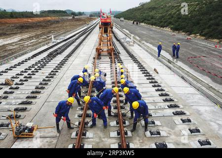 (181010) -- BIJIE, 10. Oktober 2018 -- Luftbild zeigt Arbeiter, die Eisenbahnschienen auf der Baustelle der Chengdu-Guiyang-Eisenbahnlinie in Bijie, Provinz Guizhou im Südwesten Chinas, 10. Oktober 2018 legen. Die Gleisbauarbeiten des Abschnitts Yunnan-Guizhou der Bahnstrecke Chengdu-Guiyang begannen am Mittwoch. (Gxn) CHINA-GUIZHOU-EISENBAHNBAU (CN) LiuxXu PUBLICATIONxNOTxINxCHN Stockfoto