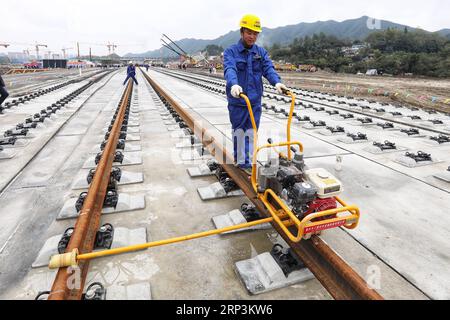 (181010) -- BIJIE, 10. Oktober 2018 -- Ein Arbeiter legt Eisenbahngleise auf der Baustelle der Chengdu-Guiyang-Eisenbahnlinie in Bijie, südwestchinesische Provinz Guizhou, 10. Oktober 2018. Die Gleisbauarbeiten des Abschnitts Yunnan-Guizhou der Bahnstrecke Chengdu-Guiyang begannen am Mittwoch. (Gxn) CHINA-GUIZHOU-EISENBAHNBAU (CN) LiuxXu PUBLICATIONxNOTxINxCHN Stockfoto