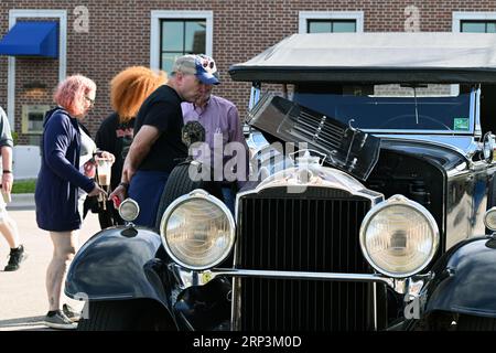 Durham, NC, USA, 2. September 2023, Fans spazieren auf dem Parkplatz, um mehr als 2.000 Fahrzeuge beim monatlichen Morrisville Cars and Coffee Event zu sehen. Credit D Guest Smith Stockfoto