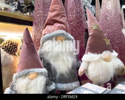 Drei kleine weihnachtszwerge Gonks in rosa Hüten Handy-Foto Stockfoto