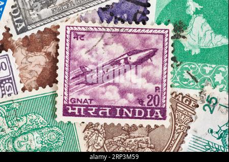 Madrid, Spanien; 08-13-2023: Briefmarke aus Indien im Wert von 20 Pence-Rupien mit einer Illustration des Militärflugzeugs 'GNAT'. (1967) mit Mo Stockfoto