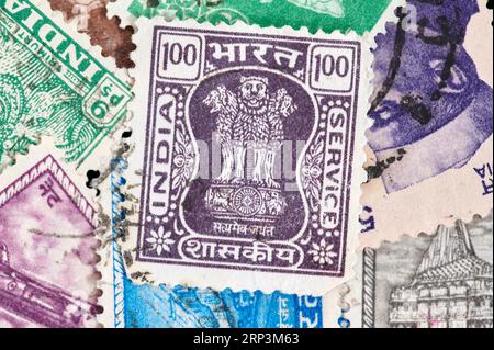 Madrid, Spanien; 13.08.2023: Briefmarke aus Indien mit einem Bild des nationalen Emblems Indiens „Ashoka“, die vier Löwen mit weiteren Briefmarken bilden A Stockfoto