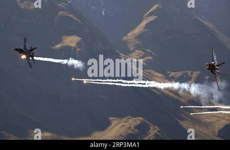 (181010) -- MEIRINGEN, 10. Oktober 2018 -- zwei Schweizer F/A-18-Kampfflugzeuge treten am 10. Oktober 2018 während einer Flugschau der Schweizer Luftwaffe auf der Axalp nahe dem Schweizer Luftwaffenstützpunkt Meiringen auf. Die Schweizer Luftwaffe hatte ihre jährlichen Schießereien auf der Axalp in den Schweizer Bergen. SWISS-MEIRINGEN-SWISS AIR FORCE-AIR SHOW RUBENXSPRICH PUBLICATIONXNOTXINXCHN Stockfoto
