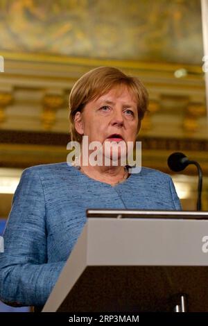 (181010) -- DEN HAAG, 10. Oktober 2018 -- Bundeskanzlerin Angela Merkel spricht auf einer gemeinsamen Pressekonferenz mit dem niederländischen Premierminister Mark Rutte in den Haag, Niederlande, 10. Oktober 2018. Der niederländische Premierminister Mark Rutte und die deutsche Bundeskanzlerin Angela Merkel trafen sich am Mittwoch im Vorfeld der Tagung des Europäischen Rates Mitte Oktober in den Haag, um unter anderem den Brexit zu erörtern. ) NIEDERLANDE-DEN HAAG-MINISTERPRÄSIDENT-DEUTSCHLAND-MERKEL-TREFFEN SYLVIAXLEDERER PUBLICATIONXNOTXINXCHN Stockfoto