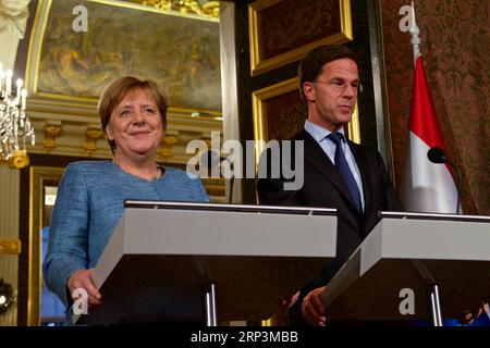 News Bilder des Tages (181010) -- DEN HAAG, 10. Oktober 2018 -- Bundeskanzlerin Angela Merkel (L) und der niederländische Premierminister Mark Rutte nehmen am 10. Oktober 2018 an einer gemeinsamen Pressekonferenz in den Haag, Niederlande, Teil. Der niederländische Premierminister Mark Rutte und die deutsche Bundeskanzlerin Angela Merkel trafen sich am Mittwoch im Vorfeld der Tagung des Europäischen Rates Mitte Oktober in den Haag, um unter anderem den Brexit zu erörtern. ) NIEDERLANDE-DEN HAAG-MINISTERPRÄSIDENT-DEUTSCHLAND-MERKEL-TREFFEN SYLVIAXLEDERER PUBLICATIONXNOTXINXCHN Stockfoto