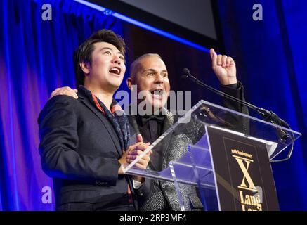 (181011) -- NEW YORK, 11. Oktober 2018 -- der Pianist lang lang (L) und Leszek Barwinski-Brown, CEO der lang lang International Music Foundation, drücken ihre Dankbarkeit in einer Benefizgala für Musikpädagogik in den Vereinigten Staaten und China am 10. Oktober 2018 in New York aus. Lang lang sammelte 1,6 Millionen US-Dollar in der Benefizgala während einer Feier zum 10. Jahrestag der lang lang International Music Foundation. ) (yy) US-NEW YORK-PIANIST LANG-BENEFIZ-GALA wangxying PUBLICATIONxNOTxINxCHN Stockfoto