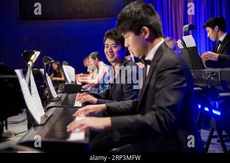 (181011) -- NEW YORK, 11. Oktober 2018 -- der Pianist lang lang (C) tritt in einer Benefizgala für Musikpädagogik in den Vereinigten Staaten und China auf, am 10. Oktober 2018 in New York. Lang lang sammelte 1,6 Millionen US-Dollar in der Benefizgala während einer Feier zum 10. Jahrestag der lang lang International Music Foundation. ) (yy) US-NEW YORK-PIANIST LANG-BENEFIZ-GALA wangxying PUBLICATIONxNOTxINxCHN Stockfoto