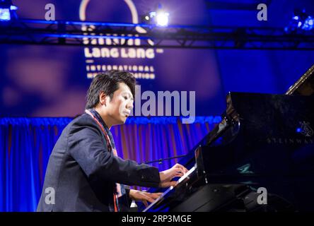 (181011) -- NEW YORK, 11. Oktober 2018 -- der Pianist lang lang tritt in einer Benefizgala für Musikerziehung in den USA und China auf, am 10. Oktober 2018 in New York. Lang lang sammelte 1,6 Millionen US-Dollar in der Benefizgala während einer Feier zum 10. Jahrestag der lang lang International Music Foundation. ) (yy) US-NEW YORK-PIANIST LANG-BENEFIZ-GALA wangxying PUBLICATIONxNOTxINxCHN Stockfoto