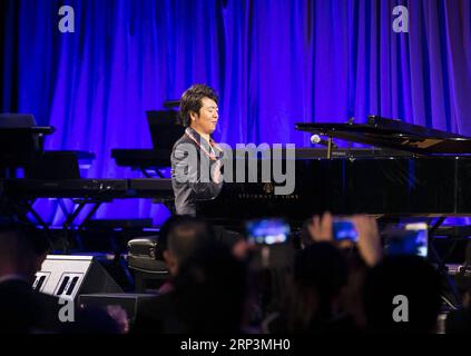 (181011) -- NEW YORK, 11. Oktober 2018 -- der Pianist lang lang tritt in einer Benefizgala für Musikerziehung in den USA und China auf, am 10. Oktober 2018 in New York. Lang lang sammelte 1,6 Millionen US-Dollar in der Benefizgala während einer Feier zum 10. Jahrestag der lang lang International Music Foundation. ) (yy) US-NEW YORK-PIANIST LANG-BENEFIZ-GALA wangxying PUBLICATIONxNOTxINxCHN Stockfoto