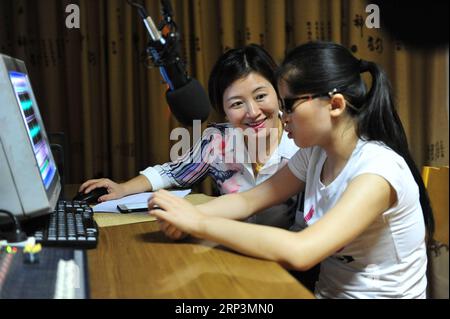 (181011) -- NANCHANG, 11. Oktober 2018 -- Yang Hong (R) übt unter Anleitung ihres Lehrers Wang Ying im Taihe County, ostchinesische Provinz Jiangxi, 25. September 2018. Blind geboren, habe ich noch nie die Chance bekommen, diese Welt zu sehen, sagte Yang Hong als Gastanker in einem Studio im Taihe New Media Center, aber ich habe einen Traum, einen Traum, der etwas Besonderes und anders sein soll. Yang Hong, ein blindes 20-jähriges Mädchen, arbeitet als Massagetherapeutin, eine gemeinsame Arbeit für viele blinde Menschen in China, strebt jedoch danach, ein Radioanker zu werden. Dieser Wunsch kommt, weil sie oft Radioprogramme mit ihrem Smar hört Stockfoto