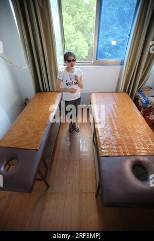 (181011) -- NANCHANG, 11. Oktober 2018 -- Yang Hong übt die Ausstrahlung während der Unterbrechung der Arbeit in einem Massagesalon im Taihe County von Ji an, ostchinesische Provinz Jiangxi, 25. September 2018. Blind geboren, habe ich noch nie die Chance bekommen, diese Welt zu sehen, sagte Yang Hong als Gastanker in einem Studio im Taihe New Media Center, aber ich habe einen Traum, einen Traum, der etwas Besonderes und anders sein soll. Yang Hong, ein blindes 20-jähriges Mädchen, arbeitet als Massagetherapeutin, eine gemeinsame Arbeit für viele blinde Menschen in China, strebt jedoch danach, ein Radioanker zu werden. Dieser Wunsch kommt, weil sie oft mit ihm Radiosendungen hört Stockfoto