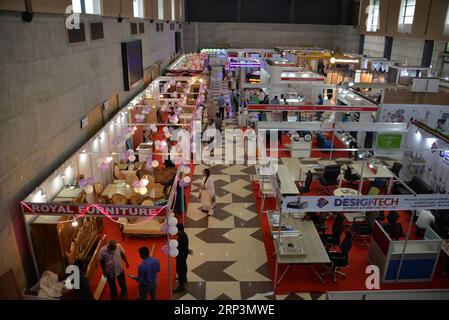 (181011) -- DHAKA, 11. Oktober 2018 -- Foto aufgenommen am 11. Oktober 2018 zeigt eine Luftaufnahme des Ausstellungsraums der 3. Interior Exterior International Expo 2018 in Dhaka, Bangladesch. Am Donnerstag fand in Dhaka eine internationale Ausstellung über dekorative Produkte für den Innen- und Außenbereich statt. (cl) BANGLADESCH-DHAKA-HOME-DECOR-EXPO naim-ul-karim PUBLICATIONxNOTxINxCHN Stockfoto