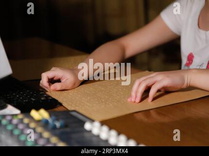 (181011) -- NANCHANG, 11. Oktober 2018 -- Yang Hong Practices Broadcasting at Taihe New Media Center in Taihe County of Ji an, East China s Jiangxi Province, 25. September 2018. Blind geboren, habe ich noch nie die Chance bekommen, diese Welt zu sehen, sagte Yang Hong als Gastanker in einem Studio im Taihe New Media Center, aber ich habe einen Traum, einen Traum, der etwas Besonderes und anders sein soll. Yang Hong, ein blindes 20-jähriges Mädchen, arbeitet als Massagetherapeutin, eine gemeinsame Arbeit für viele blinde Menschen in China, strebt jedoch danach, ein Radioanker zu werden. Dieser Wunsch kommt daher, dass sie während des T oft Radiosendungen mit ihrem Smartphone anhört Stockfoto