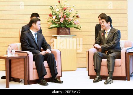 (181011) -- TOKIO, 11. Oktober 2018 -- Shinzo Abe (R, Front), japanischer Premierminister und Präsident der herrschenden Liberaldemokratischen Partei, trifft sich am 11. Oktober 2018 mit Song Tao, Leiter der Internationalen Abteilung des Zentralkomitees der Kommunistischen Partei Chinas, in Tokio, Japan. ) (hy) JAPAN-TOKIO-ABE-CHINA-SONG TAO-MEETING HuaxYi PUBLICATIONxNOTxINxCHN Stockfoto