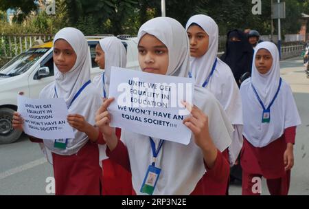 (181011) -- KATHMANDU, 11. Oktober 2018 -- Mädchen aus muslimischen Gemeinden singen Parolen, während sie an einer Kundgebung zum Internationalen Tag des Mädchenkindes in Kathmandu, Nepal, 11. Oktober 2018 teilnehmen. ) (hy) NEPAL-KATHMANDU-INTERNATIONALER TAG DES MÄDCHENKINDES sunilxsharma PUBLICATIONxNOTxINxCHN Stockfoto