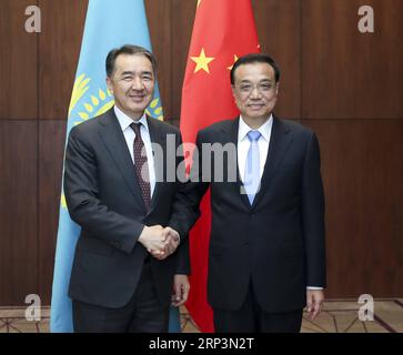 (181011) -- DUSHANBE, 11. Oktober 2018 -- der chinesische Ministerpräsident Li Keqiang trifft sich mit dem kasachischen Premierminister Bakytzhan Sagintayev, der hier ist, um an der 17. Tagung des Rates der Regierungschefs der Shanghai Cooperation Organization in Dushanbe, Tadschikistan, 11. Oktober 2018 teilzunehmen.) (Gxn) TADSCHIKISTAN-CHINA-LI KEQIANG-MEETING DingxHaitao PUBLICATIONxNOTxINxCHN Stockfoto