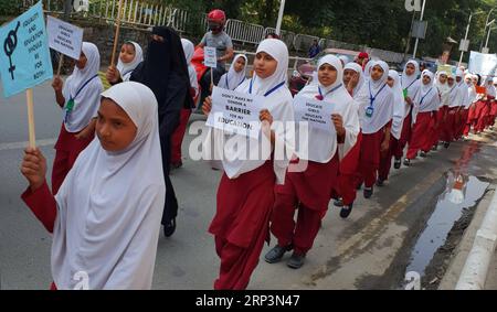 (181011) -- KATHMANDU, 11. Oktober 2018 -- Mädchen aus muslimischen Gemeinden singen Parolen, während sie an einer Kundgebung zum Internationalen Tag des Mädchenkindes in Kathmandu, Nepal, 11. Oktober 2018 teilnehmen. ) (hy) NEPAL-KATHMANDU-INTERNATIONALER TAG DES MÄDCHENKINDES sunilxsharma PUBLICATIONxNOTxINxCHN Stockfoto