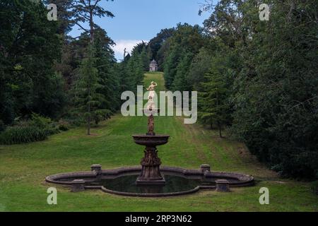 Berühmtes Wahrzeichen des Springbrunnens im Dunorlan Park, ein beliebtes Reiseziel am 22. September 2021 in den Royal Tunbridge Wells, Großbritannien Stockfoto