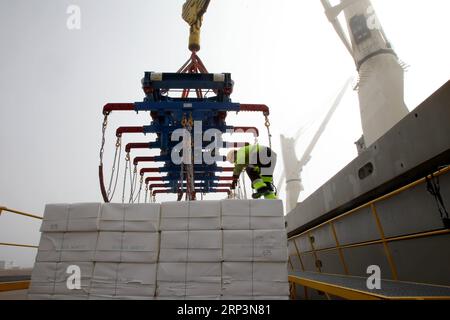 (181012) -- PEKING, 12. Oktober 2018 -- das Frachtschiff Tian Le der COSCO wird am 28. April 2017 im Hafen von Kotka, Finnland, geladen. ) (Zxj) Xinhua-Schlagzeilen: Europa, China zeichnen gemeinsam maritimes Konzept LixJizhi PUBLICATIONxNOTxINxCHN Stockfoto