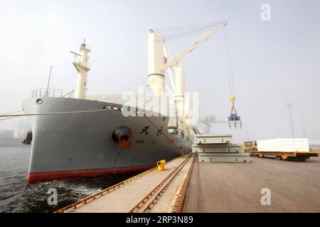 (181012) -- PEKING, 12. Oktober 2018 -- das Frachtschiff Tian Le der COSCO wird am 28. April 2017 im Hafen von Kotka, Finnland, geladen. ) (Zxj) Xinhua-Schlagzeilen: Europa, China zeichnen gemeinsam maritimes Konzept LixJizhi PUBLICATIONxNOTxINxCHN Stockfoto