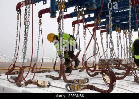 (181012) -- PEKING, 12. Oktober 2018 -- das Frachtschiff Tian Le der COSCO wird am 28. April 2017 im Hafen von Kotka, Finnland, geladen. ) (Zxj) Xinhua-Schlagzeilen: Europa, China zeichnen gemeinsam maritimes Konzept LixJizhi PUBLICATIONxNOTxINxCHN Stockfoto