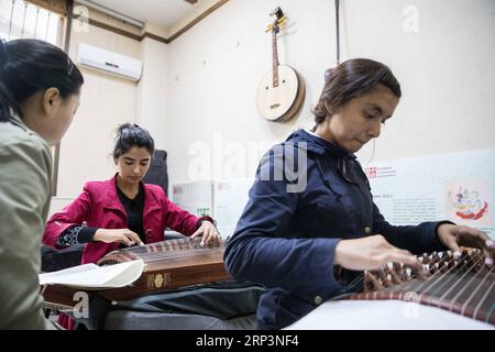 (181012) -- DUSHANBE, 12. Oktober 2018 -- Studenten nehmen am 10. Oktober 2018 am Konfuzius-Institut der Tadschikischen Nationalen Universität für Nationalitäten in Dushanbe, Tadschikistan, chinesische Zither-Unterricht. DAZU KOMMT NOCH: Der chinesische Sprachwahn fängt in Tadschikistan an.) (dtf) TADSCHIKISTAN-DUSHANBE-CHINESISCHE SPRACHE WuxZhuang PUBLICATIONxNOTxINxCHN Stockfoto