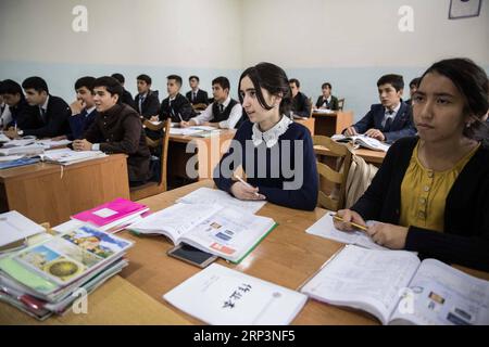 (181012) -- DUSHANBE, 12. Oktober 2018 -- Studenten nehmen am 10. Oktober 2018 am Konfuzius-Institut der Tadschikischen Nationalen Universität für Nationalitäten in Dushanbe, Tadschikistan, Unterricht in chinesischer Sprache. DAZU KOMMT NOCH: Der chinesische Sprachwahn fängt in Tadschikistan an.) (dtf) TADSCHIKISTAN-DUSHANBE-CHINESISCHE SPRACHE WuxZhuang PUBLICATIONxNOTxINxCHN Stockfoto