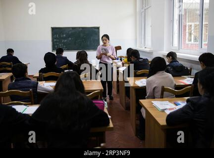 (181012) -- DUSHANBE, 12. Oktober 2018 -- Studenten nehmen am 10. Oktober 2018 am Konfuzius-Institut der Tadschikischen Nationalen Universität für Nationalitäten in Dushanbe, Tadschikistan, Unterricht in chinesischer Sprache. DAZU KOMMT NOCH: Der chinesische Sprachwahn fängt in Tadschikistan an.) (dtf) TADSCHIKISTAN-DUSHANBE-CHINESISCHE SPRACHE WuxZhuang PUBLICATIONxNOTxINxCHN Stockfoto