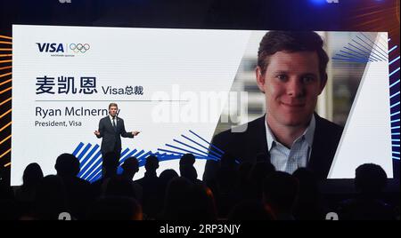 (181012) -- PEKING, 12. Oktober 2018 -- Präsident von Visa Ryan McInerney spricht auf einer Pressekonferenz in Peking, der Hauptstadt Chinas, am 12. Oktober 2018. Nachdem Visa seinen Sponsoring-Vertrag mit dem Internationalen Olympischen Komitee (IOC) und dem Internationalen Paralympischen Komitee (IPC) bis 2032 verlängert hatte, kündigte Visa eine Verpflichtung an, Athleten und Fans auf der ganzen Welt einen besseren digitalen Zahlungsdienst anzubieten. ) (SP)CHINA-PEKING-VISUM-INTERNATIONALES OLYMPISCHES KOMITEE JIAXYUCHEN PUBLICATIONXNOTXINXCHN Stockfoto